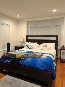 een slaapkamer met een groot bed met een blauwe deken bij Casino near in Malden