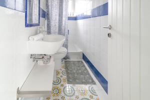 ein Badezimmer mit Toilette und Waschbecken in der Unterkunft Verde Blu Lakefront Boutique Holiday Apartments Trevignano Romano in Trevignano Romano + 92 Fotos