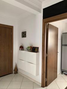 une chambre avec une porte et une étagère sur le mur dans l'établissement Résidence MaRwa, à Oulad Kerroum