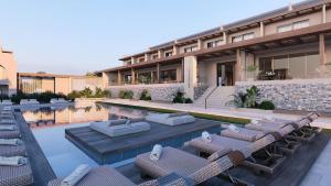 La alberca dentro o cerca de Vasia Resort & Spa 3 fotos más