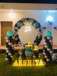 ZirakpurにあるThe Happy Hangoutの誕生日記号風船アーチ