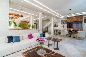 Posezení v ubytování Villa Traverta-marrakech luxe et sérénité, 5 suites, 3 salons européens & 1 salon beldi, cuisine américaine équipée, piscine au sel chauffée, hammam traditionnel & services personnalisés