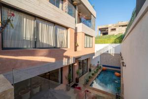 Bazén v ubytování Villa Traverta-marrakech luxe et sérénité, 5 suites, 3 salons européens & 1 salon beldi, cuisine américaine équipée, piscine au sel chauffée, hammam traditionnel & services personnalisés nebo v jeho okolí