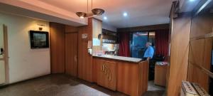 Un homme debout à un comptoir dans une cuisine dans l'établissement Departamento Plaza San Martín, à Córdoba