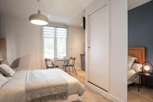 una camera da letto con un letto e un tavolo con sedie di Le studio Belledonne de Paradis a Chambéry