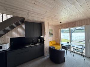 Χώρος καθιστικού στο Peaceful lake retreat with sauna & hot tub +7 φωτογραφίες