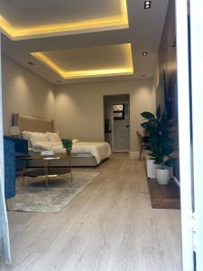 Posezení v ubytování شقة انيقة واستديو هادئ قريب من البوليفارد