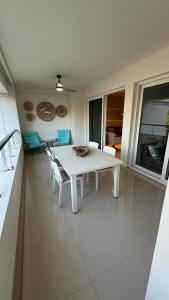 einen weißen Tisch und Stühle in einem Zimmer in der Unterkunft Green Park hermoso apartamento vista al lago in Punta del Este