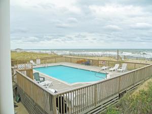 una piscina en una terraza junto a la playa en KD1401B- After Dune Delight, en Kill Devil Hills
