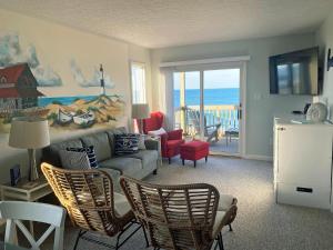 una sala de estar con sofá y sillas y el océano en KD1401B- After Dune Delight, en Kill Devil Hills