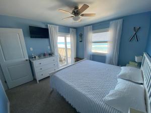 Un dormitorio con una cama y un ventilador de techo. en KD1401B- After Dune Delight, en Kill Devil Hills 45 fotos más