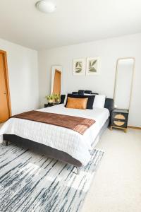 ein Schlafzimmer mit einem großen Bett in einem Zimmer in der Unterkunft Aura in Covington + 2 Fotos