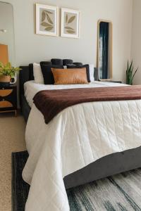 ein Schlafzimmer mit einem großen Bett in einem Zimmer in der Unterkunft Aura in Covington