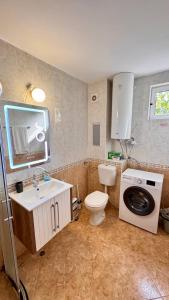 ein Badezimmer mit Toilette, Waschbecken und Waschmaschine in der Unterkunft Fantastic Apartment in Sveti Vlas in Sweti Wlas