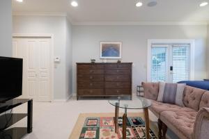 Χώρος καθιστικού στο Prime Richmond Stay 10 min to YVR & Steveston