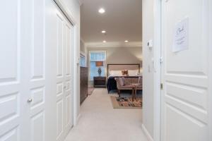 Η κουζίνα ή μικρή κουζίνα στο Prime Richmond Stay 10 min to YVR & Steveston