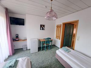 een slaapkamer met een bed en een tafel met een stoel bij Boardinghouse-SWB in Villingen-Schwenningen