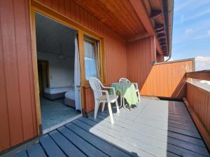 een terras met een tafel en stoelen op een balkon bij Boardinghouse-SWB in Villingen-Schwenningen