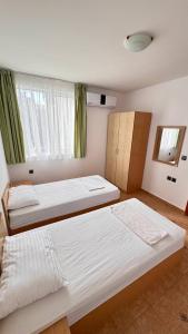 ein Schlafzimmer mit zwei Betten und einem Fenster in der Unterkunft Fantastic Apartment in Sveti Vlas in Sweti Wlas