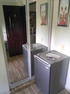 a laundry room with a door and two washers at La Casa de Manccini in Santo Domingo