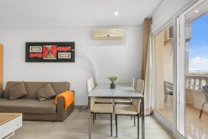 una sala de estar con un sofá y una mesa en Homely Apartments Las Salinas, en Torrevieja