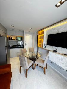 Μια τηλεόραση ή/και κέντρο ψυχαγωγίας στο GRAN SOLARE BARREIRINHAS 105 - Flat completo térreo frete à piscina