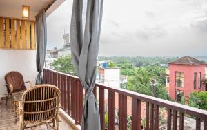 een balkon met uitzicht op de stad bij Hotel Anandam Elegance in Morjim