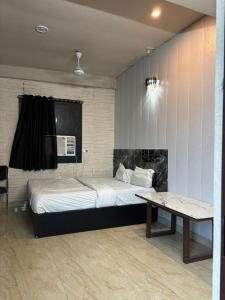 Postel nebo postele na pokoji v ubytování Sara Residency