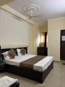 Postel nebo postele na pokoji v ubytování Sara Residency + 20 fotografií