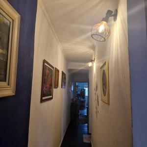 ein Flur mit weißer Decke und einer Leuchte in der Unterkunft Residencia familiar in São Paulo