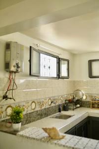 アガディールにあるNest Surf Housse Anzaのシンクと窓のあるキッチン