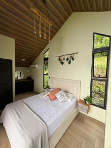 Ένα ή περισσότερα κρεβάτια σε δωμάτιο στο Elevant Sanctuary +105 φωτογραφίες