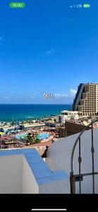 スキクダにあるVilla ziari filflaのビーチの景色を望むバルコニーが備わる客室です。