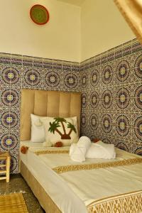 アガディールにあるNest Surf Housse Anzaのベッドルーム1室(壁掛け式ベッド1台付)