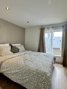 a bedroom with a bed and a window at Yamohome in Brussels