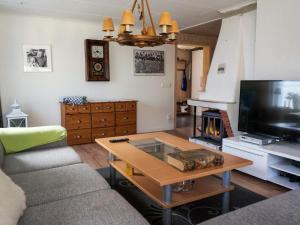 OrmarydにあるCharming Cottage by Sjunnaryd Lakeのソファとコーヒーテーブルのあるリビングルーム