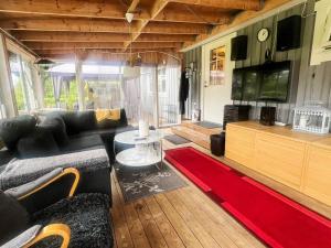 OrmarydにあるCharming Cottage by Sjunnaryd Lakeのソファと薄型テレビのあるリビングルーム