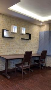 TV a/nebo společenská místnost v ubytování Sara Residency