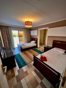 Postel nebo postele na pokoji v ubytování Andalusia Blue Beach Hurghada