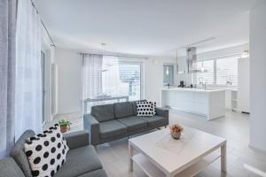 a living room with a couch and a table at SWEETHOME TALVERA - con Garage in Bolzano