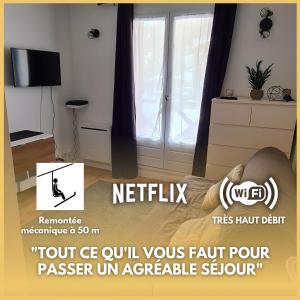 een kamer met een bed en een televisie bij le Soleil des Neiges in La Foux