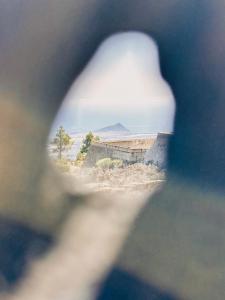 Una ventana con vistas al desierto en Las Casitas - Casa Higo, en Granadilla de Abona
