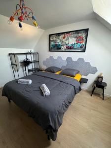 ein Schlafzimmer mit einem großen Bett in einem Zimmer in der Unterkunft L'escapade 24h du Mans 4 pers Sauna in Moncé-en-Belin