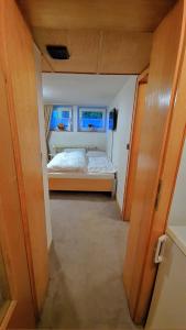 ein Schlafzimmer mit einem Bett und zwei Fenstern in der Unterkunft Einzelzimmer in Oberhausen Alstaden für 3 Personen ohne Küche, Gefrierschrank und Mikrowelle Vorhanden!! in Oberhausen