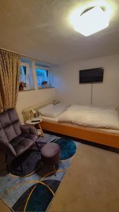 Zimmer mit einem Bett, einem Sofa und einem Stuhl in der Unterkunft Einzelzimmer in Oberhausen Alstaden für 3 Personen ohne Küche, Gefrierschrank und Mikrowelle Vorhanden!! in Oberhausen