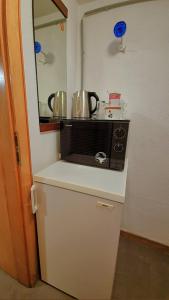 eine Küche mit einer Mikrowelle auf einer Theke in der Unterkunft Einzelzimmer in Oberhausen Alstaden für 3 Personen ohne Küche, Gefrierschrank und Mikrowelle Vorhanden!! in Oberhausen
