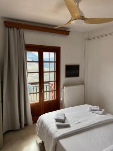 Postel nebo postele na pokoji v ubytování Το σπίτι της πλατείας + 15 fotografií