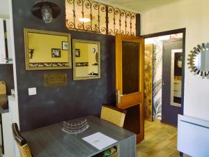 グレウー・レ・バンにあるStudio lumineux proche des thermes et du centre-village residence Parc Paradisのダイニングルーム(テーブル、ドア付)