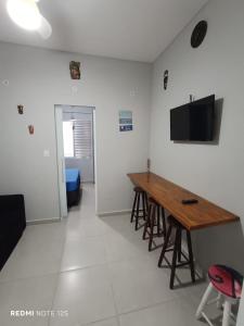 Televiisor ja/või meelelahutuskeskus majutusasutuses Aconchego do mar - Canto do Forte - Praia Grande