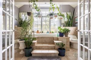 een badkamer met potplanten en een raam bij Unique Luxury Central Historic Landmark Home in Lambertville